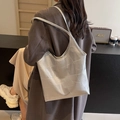 Borsa tote argento con trama geometrica da donna con finitura metallica lucida elegante - Argento