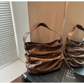 Détail du sac à bandoulière en cuir plissé marron brillant avec logo triangle métallique - Marron