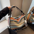 Borsa a tracolla intrecciata arcobaleno con strisce colorate e tracolla geometrica - Nero