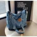 Borsa a spalla in denim blu con ricami bianchi e bordi sfrangiati per un look urbano chic - Blu