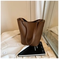 Elegante borsa a secchiello in pelle marrone con motivo litchi e dettagli in metallo dorato - Marrone