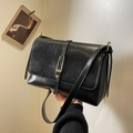Bolso bandolera cuadrado negro vintage con cierre de metal dorado y cuero texturizado - Negro