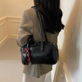 Glänzende schwarze Bowling-Handtasche mit rotem Seilanhänger an der Schulter - Schwarz
