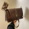 Bolso bandolera retro marrón oscuro en cuero texturizado con hebilla dorada - café