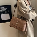 Bolso bandolera vintage de cuero marrón con hebilla metálica y correa ajustable - Marrón