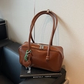 Braune Retro-Bowling-Handtasche aus glänzendem Kunstleder mit Herzanhänger-Detail - Braun