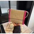 Bolso sobre de paja tejida a mano beige con bordes rosados y cierre de botón de metal - Rosa rojo