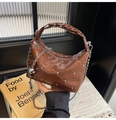 Borsa trapuntata in pelle marrone con rivetti argento e manico in resina stile moderno - Marrone