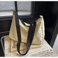 Detalle del bolso tote de nailon crema con correa negra y bolsillo con botón a presión - Blanco Roto