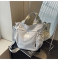 Dettaglio della borsa tote in nylon impermeabile con tasche laterali a coulisse e tracolla - Grigio