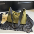 Detalle de bolso tote de nailon verde oliva con correa de tela negra ajustable - Verde Militar