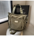 Dettaglio della borsa a tracolla in nylon verde militare con tasche laterali elastiche - Verde Militare