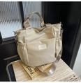 Borsa a tracolla in nylon beige impermeabile con tracolla regolabile e stile moderno - Bianco Sporco