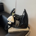 Sac hobo chic en cuir noir texturé avec chaîne et pendentif en peluche doux - Avec Pendentif / Noir