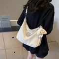 Grand sac fourre-tout crème en similicuir avec boucle M dorée et pendentif nuage - Avec Pendentif / Blanc Cassé