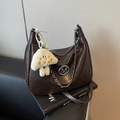 Sac hobo marron foncé avec chaîne argentée, logo M et breloque champignon - Avec Pendentif / café