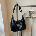 Sac hobo noir moderne à texture plissée avec logo M argenté et bandoulière chaîne - Sans Pendentif / Noir
