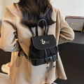 Vintage Damen Mini-Rucksack in Schwarz mit bunter Welpen-Stickerei und Kordelzugverschluss - Schwarz