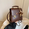Donkerbruine retro rugzak van kunstleer met borduursel en gouden sluiting - Met Hanger / Koffie met Hanger