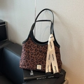 Borsa tote leopardata alla moda con finiture in pelle nera e spalline decorative in tela - caffè