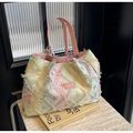 Detail van regenboog ster tote tas met roze leren hengsels en gerafelde randen - Roze