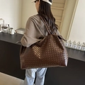 Μεγάλη σκούρα καφέ πλεκτή δερμάτινη τσάντα tote με λουράκι ώμου και εκλεπτυσμένη υφή - Καφέ