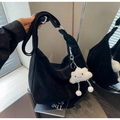 Borsa hobo minimalista in finta pelle scamosciata nera con tracolla regolabile - Nero Con Pendente
