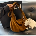 Dettaglio della borsa hobo in pelle scamosciata testa di moro con ciondolo a nuvola bianca - Marrone con Ciondolo