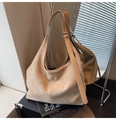 Dettaglio della texture scamosciata kaki della borsa tote e fibbia in metallo argentato - Cachi