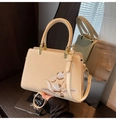 Sac à main beige crème avec broderie florale délicate et détails dorés - Blanc Cassé