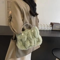 Sac nuage en fausse fourrure vert sauge avec poignée en strass et perles sur la bandoulière - Vert