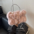 Sac nuage en fausse fourrure rose avec poignées en strass et perles à la main - Rose