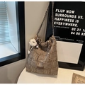 Detail der gestreiften Canvas-Beuteltasche mit Metallkette und Plüsch-Anhänger - Khaki
