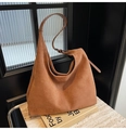 Dettaglio della texture della borsa hobo in pelle scamosciata marrone con tracolla - Marrone