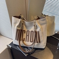 Grande borsa tote in tela beige con finiture in pelle marrone, logo MICAOI e catena - Marrone