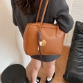 Braune PU-Leder Handtasche mit kreativem Baseball-Anhänger und Schulterriemen - Mit Anhänger (Braun) / Braun