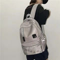 Zaino in nylon grigio chiaro con strisce riflettenti e ampio design multitasche - Grigio chiaro