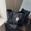 Grande borsa tote in pelle nera martellata con un simpatico ciondolo a forma di mostro - Con Ciondolo / Nero (Con Ciondolo)