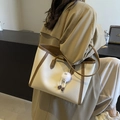 Elegante borsa tote in pelle beige con bordi marroni e ciondolo di peluche moda - Con Ciondolo / Bianco Sporco (Con Ciondolo)