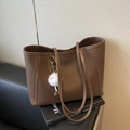 Borsa tote vintage in pelle marrone scuro con grande capacità e ciondolo mostro di peluche - Con Ciondolo / Marrone (Con Ciondolo)