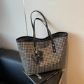 Borsa tote classica pied-de-poule con finiture in pelle nera e ciondolo a cane - Nero con ciondolo