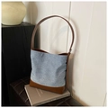 Bolso cubo de mezclilla azul claro con adornos de cuero sintético marrón y correa ajustable - Denim Café