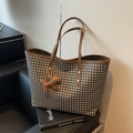 Borsa tote pied-de-poule marrone con finiture in pelle e ciondolo a forma di cane - Marrone con ciondolo