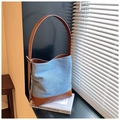 Bolso tipo cubo en denim y cuero marrón con correa de hombro ajustable - Estilo Denim Canela
