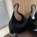Grande borsa a secchiello in pelle scamosciata nera con tracolla regolabile e forma a mezzaluna - Nero