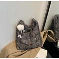 Gestreifte Hobo-Schultertasche in Dunkelgrau und Braun mit süßem Plüschpuppen-Anhänger - Blau