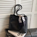 Schicke schwarze Totebag mit Hahnentritt-Prägung, Webgriffen und dekorativem Seidenschal - Schwarz