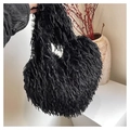 Elegante borsa a spalla nera in finte piume con morbida trama peluche da donna - Nero