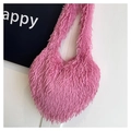 Sac à épaule chic rose en forme de cœur avec plumes synthétiques et texture peluche - Rose rouge