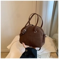 Retro kaffeebraune Bowling-Handtasche aus mattem Leder mit Prägung und Tragegriffen - Braun
